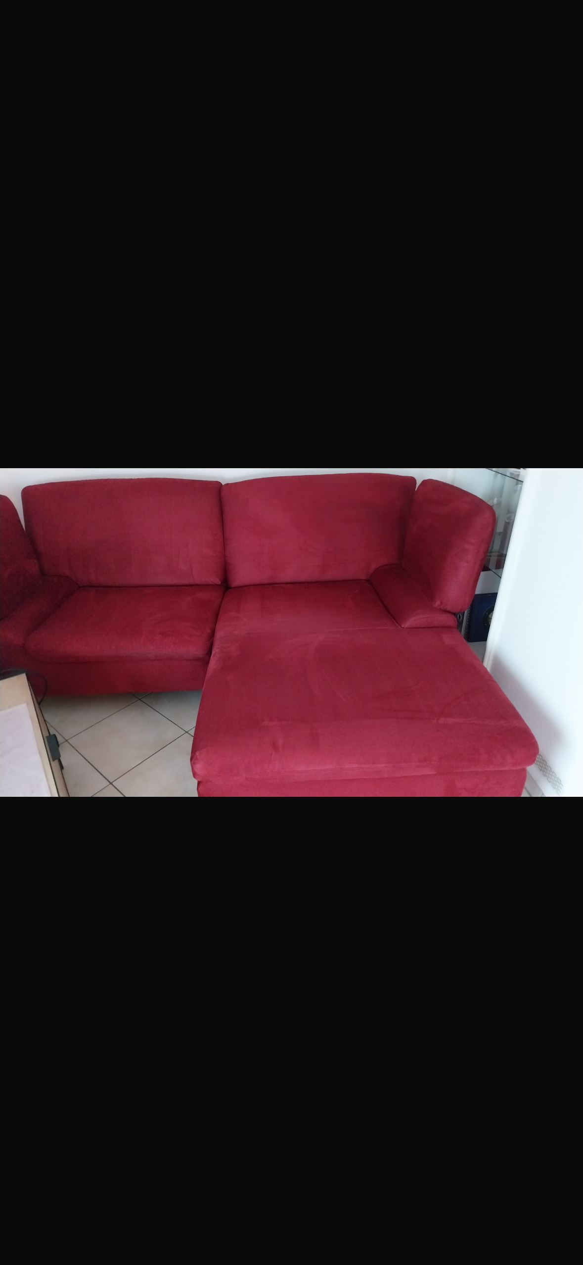 Rotes Ecksofa nach der Polsterreinigung