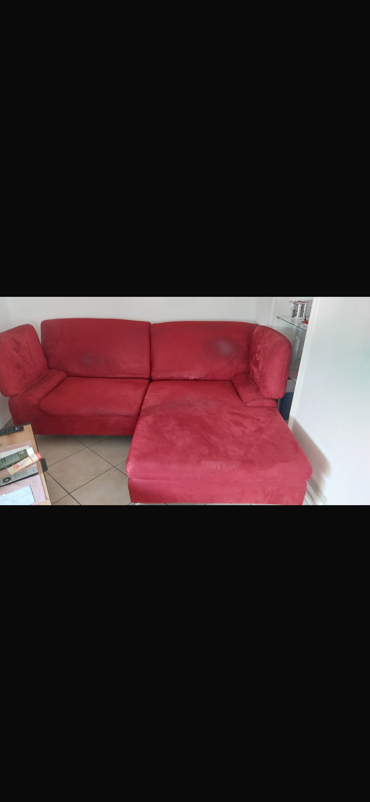 Rotes Ecksofa vor der Polsterreinigung
