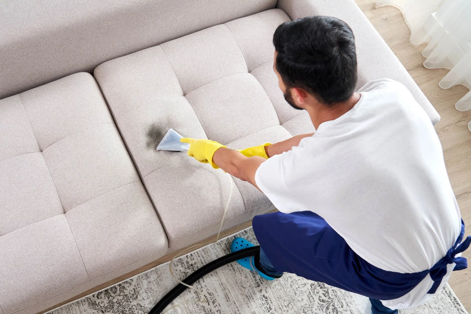 Sprühextraktion an einem Sofa